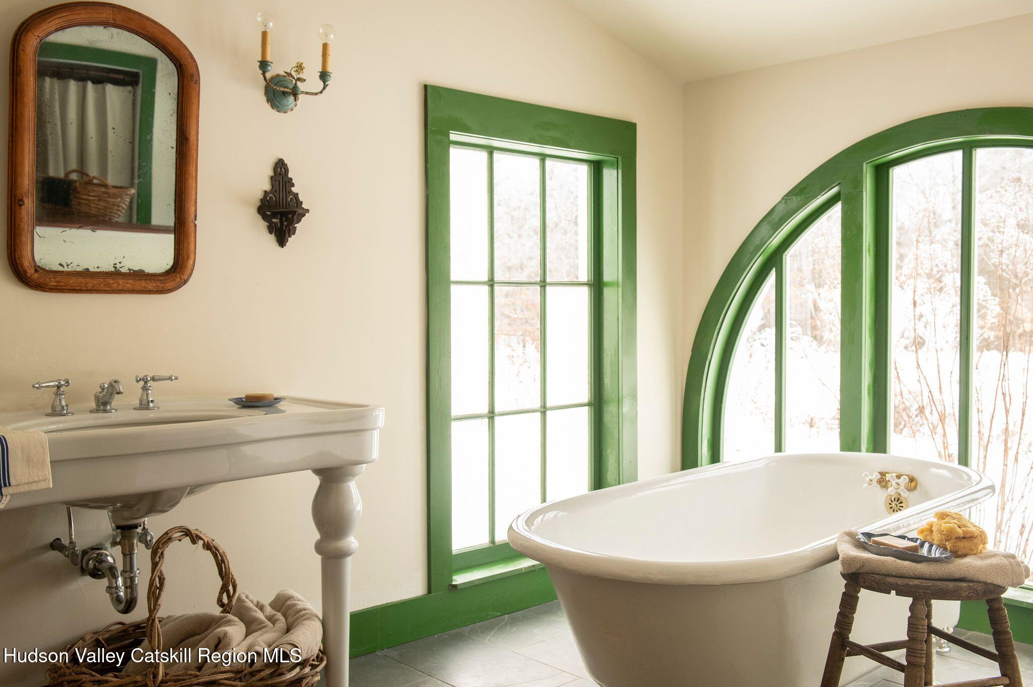 2884 W Glenville Road