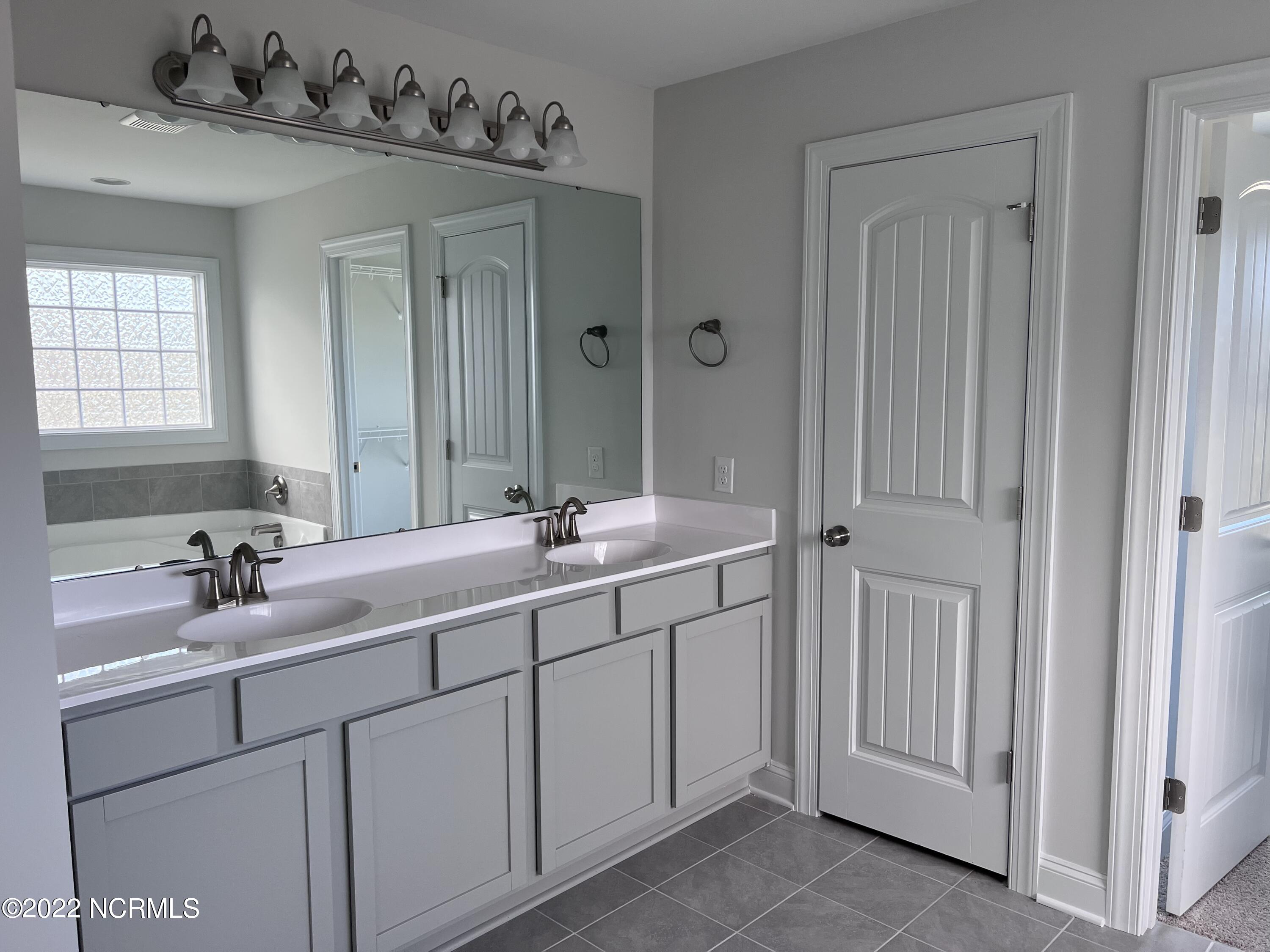 501 White Shoal Way