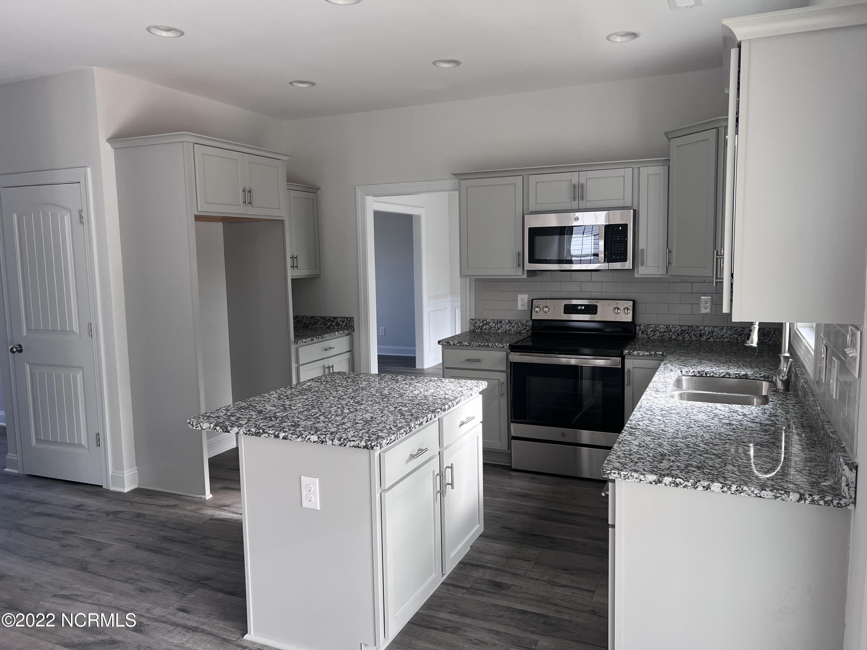 501 White Shoal Way