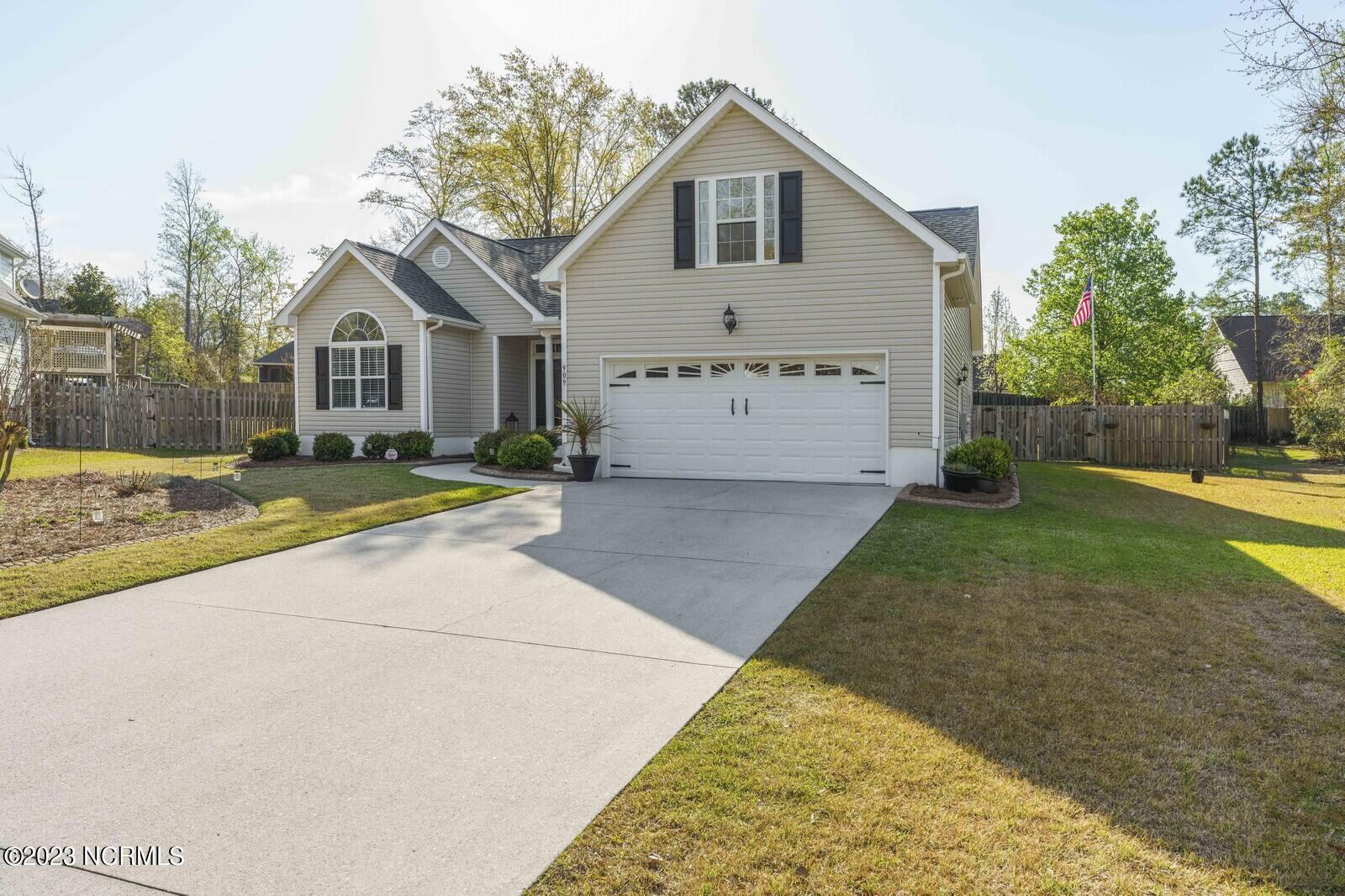 909 Woodridge Court SE
