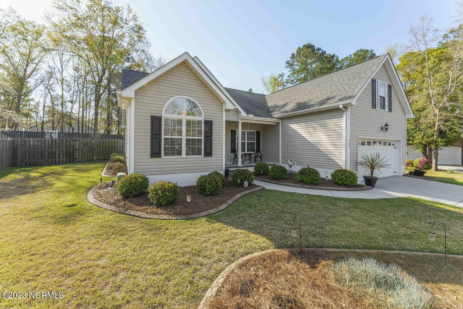 909 Woodridge Court SE