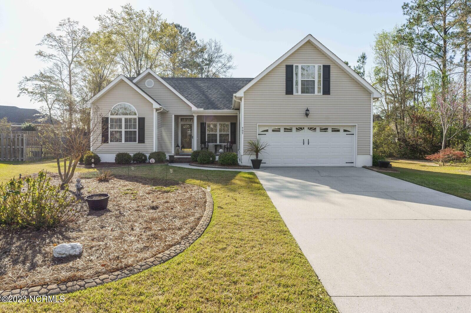 909 Woodridge Court SE