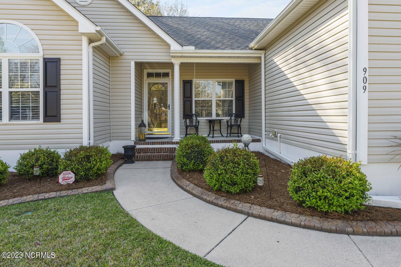 909 Woodridge Court SE