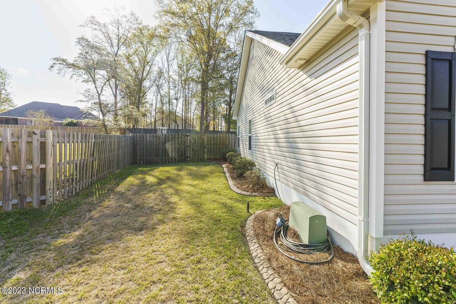 909 Woodridge Court SE