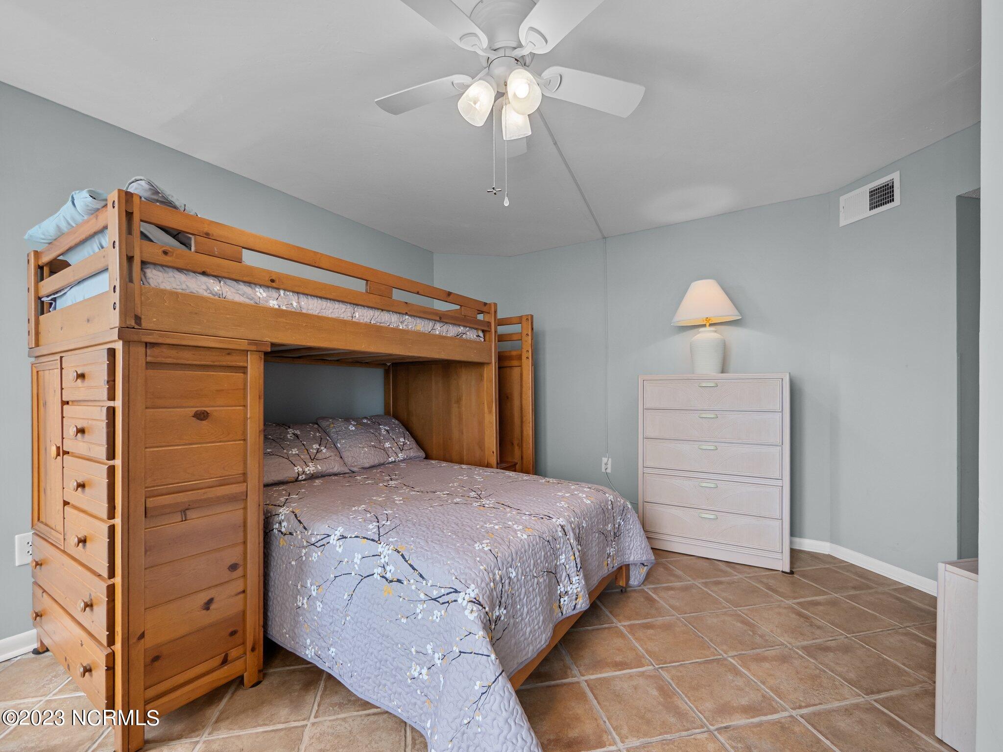 2000 New River Inlet Road, 1304