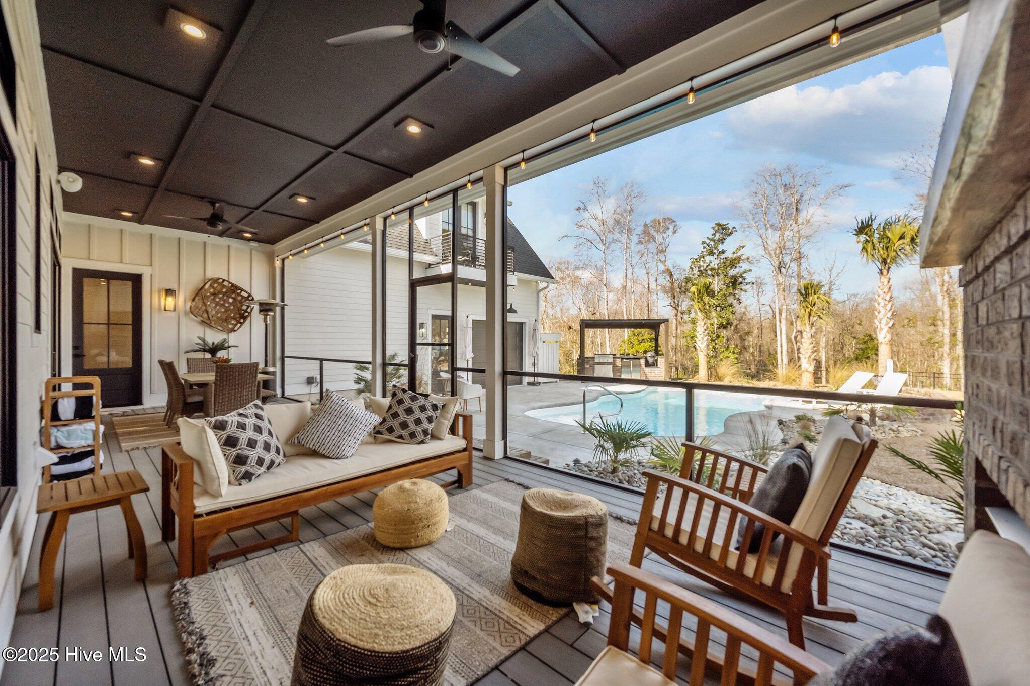 126 W Colonnade Drive