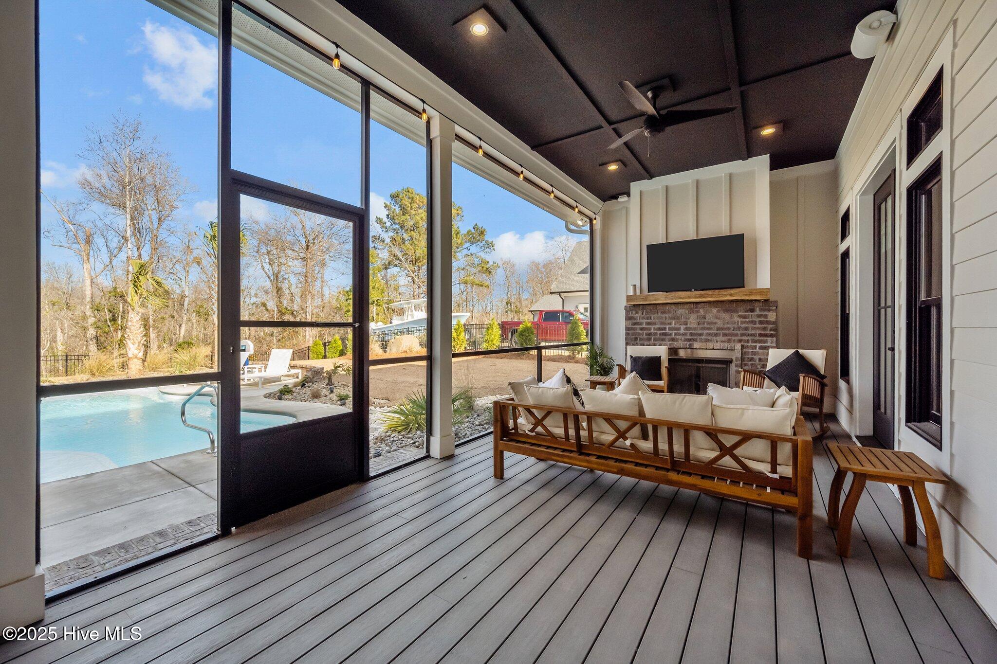 126 W Colonnade Drive