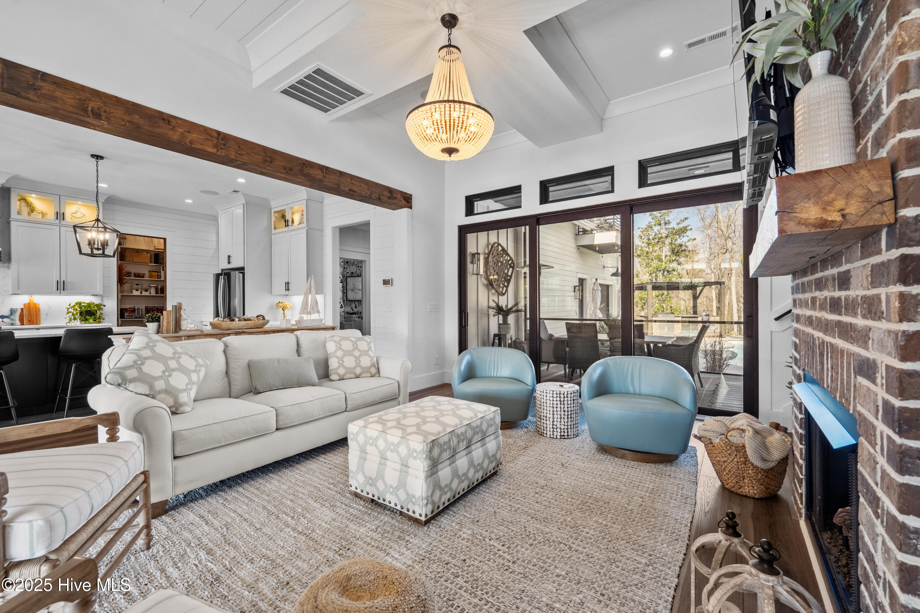 126 W Colonnade Drive