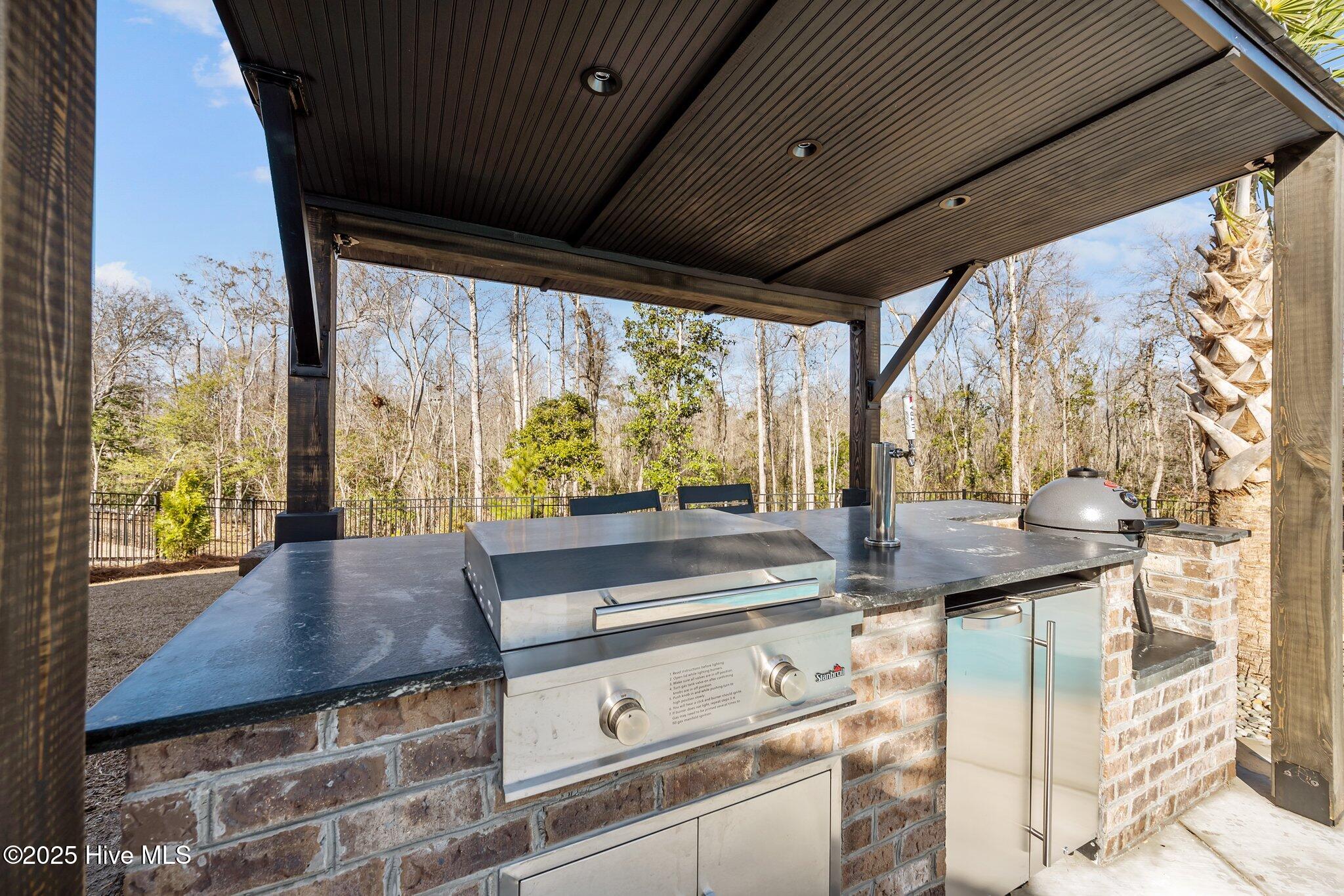 126 W Colonnade Drive