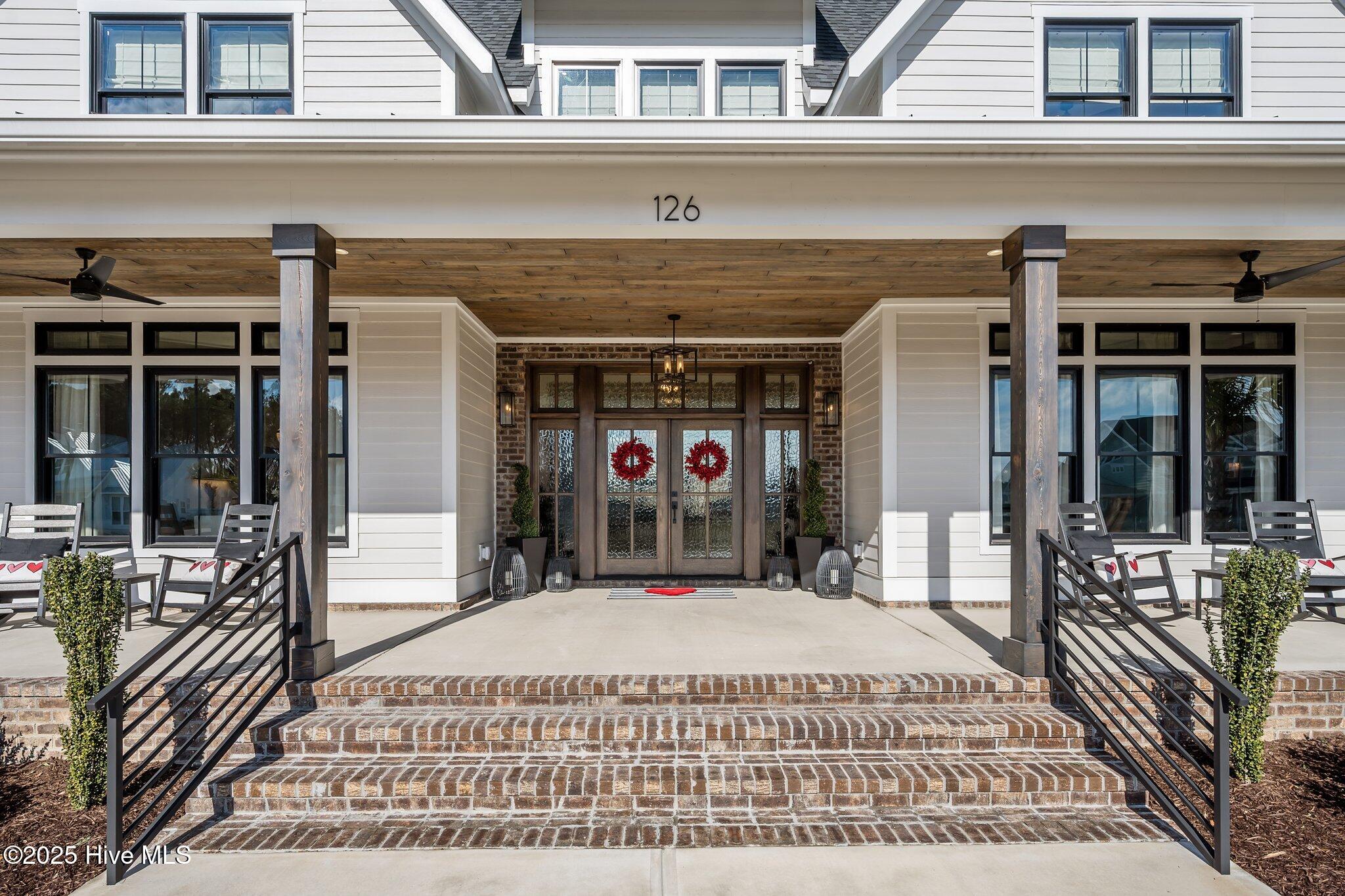 126 W Colonnade Drive