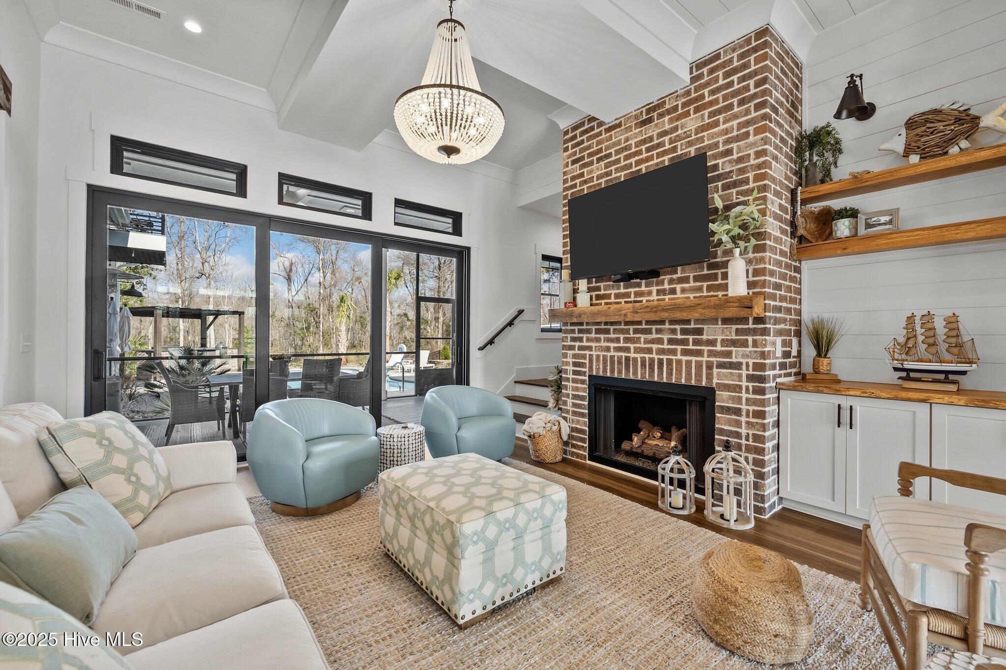 126 W Colonnade Drive