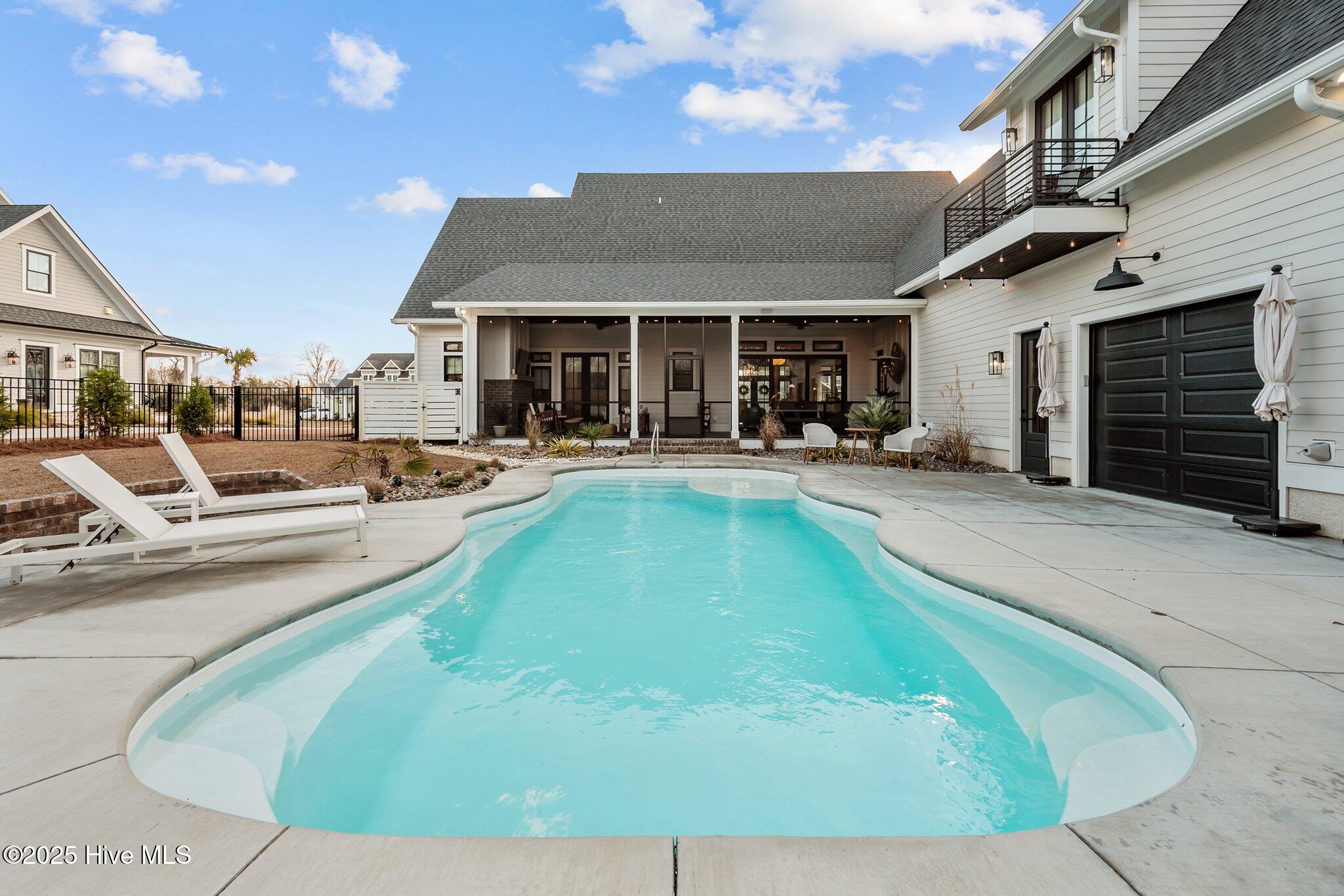 126 W Colonnade Drive