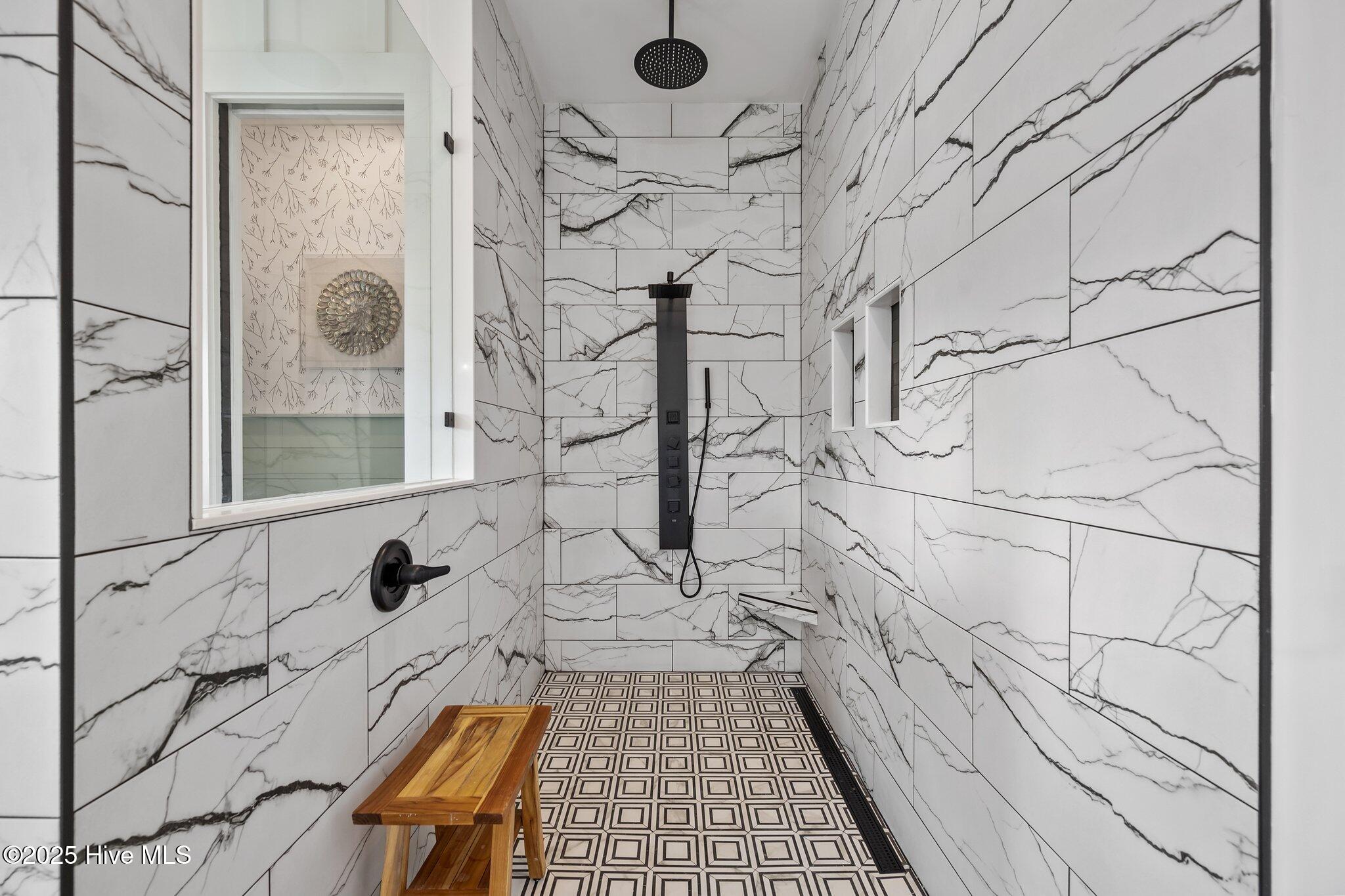 126 W Colonnade Drive