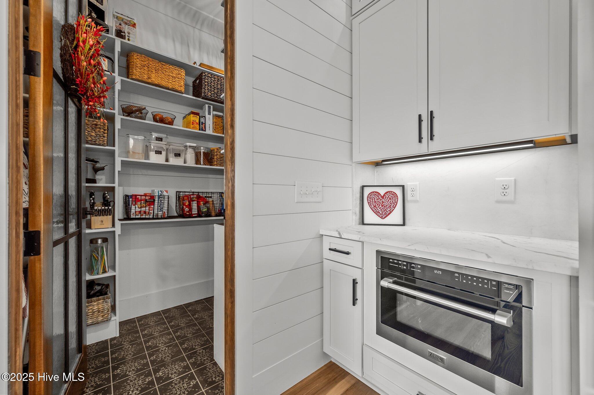 126 W Colonnade Drive