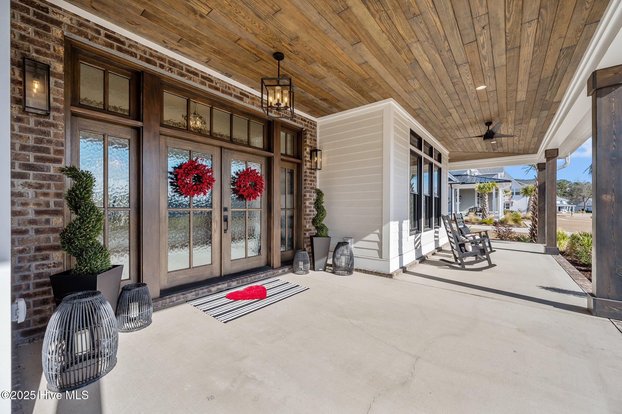 126 W Colonnade Drive