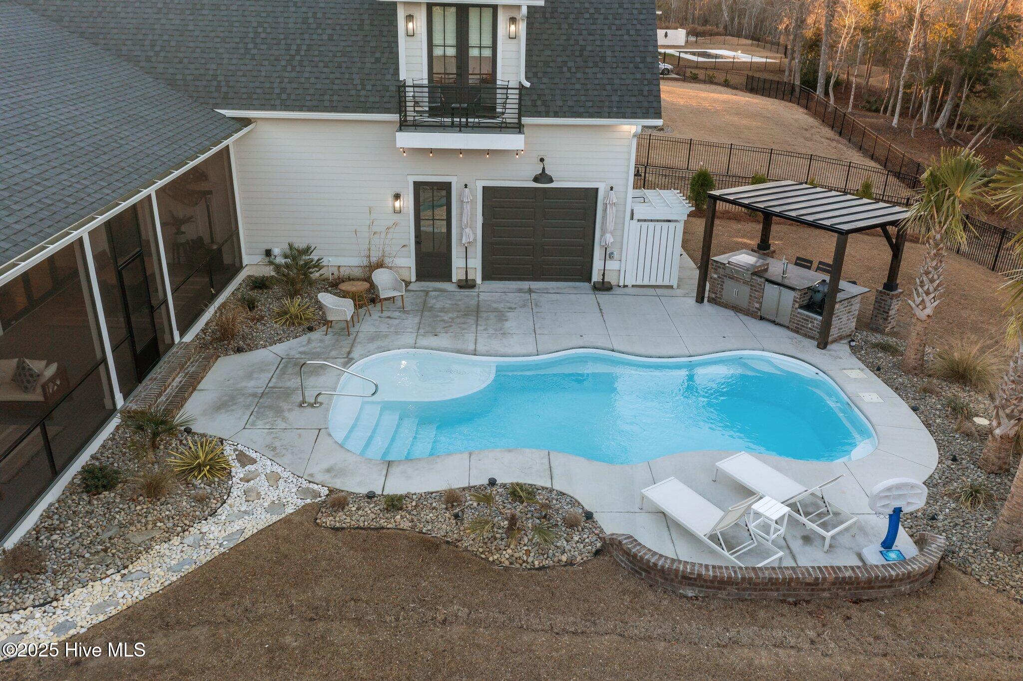 126 W Colonnade Drive