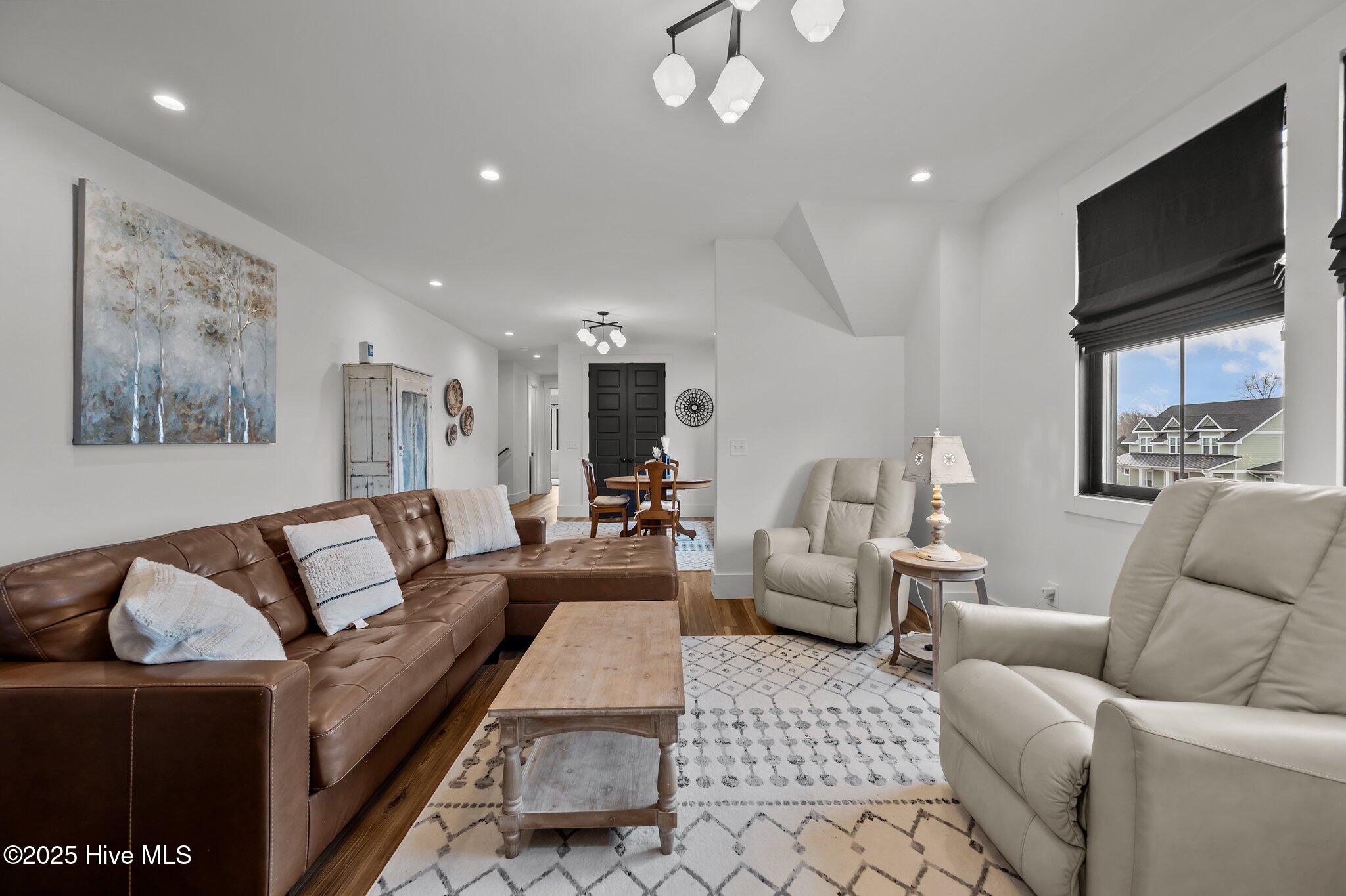 126 W Colonnade Drive