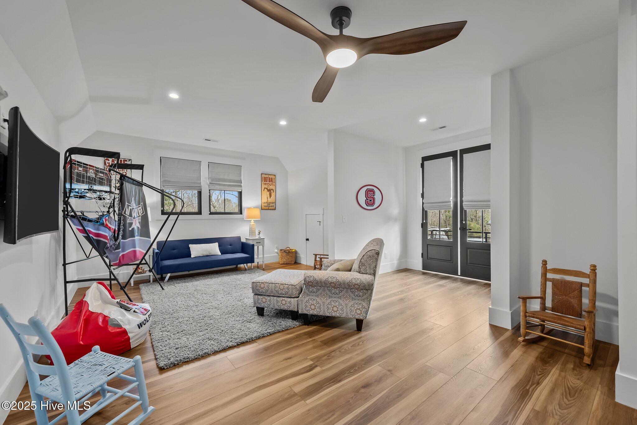 126 W Colonnade Drive