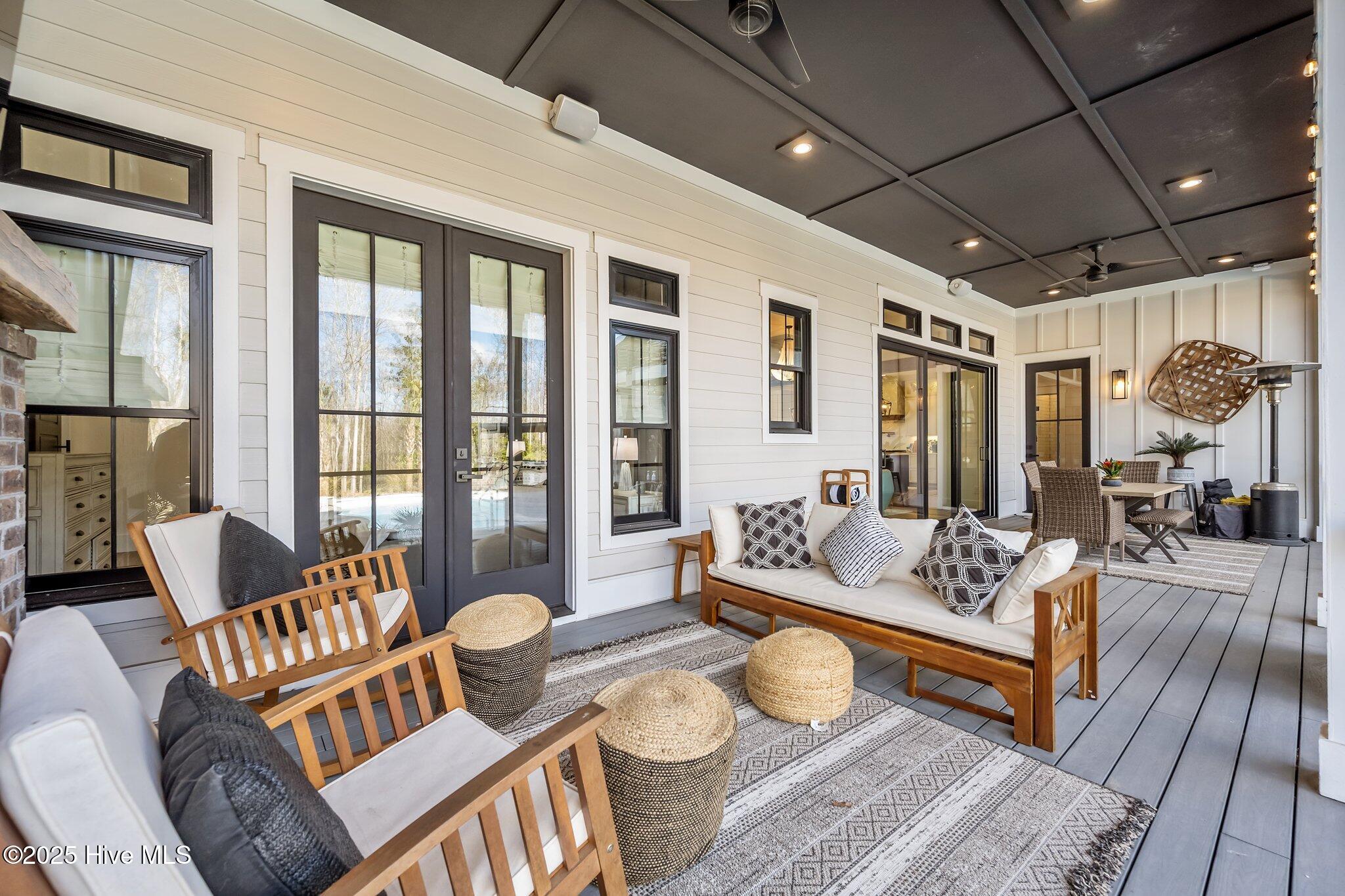 126 W Colonnade Drive