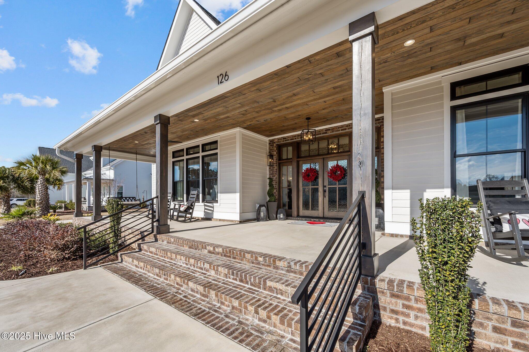 126 W Colonnade Drive