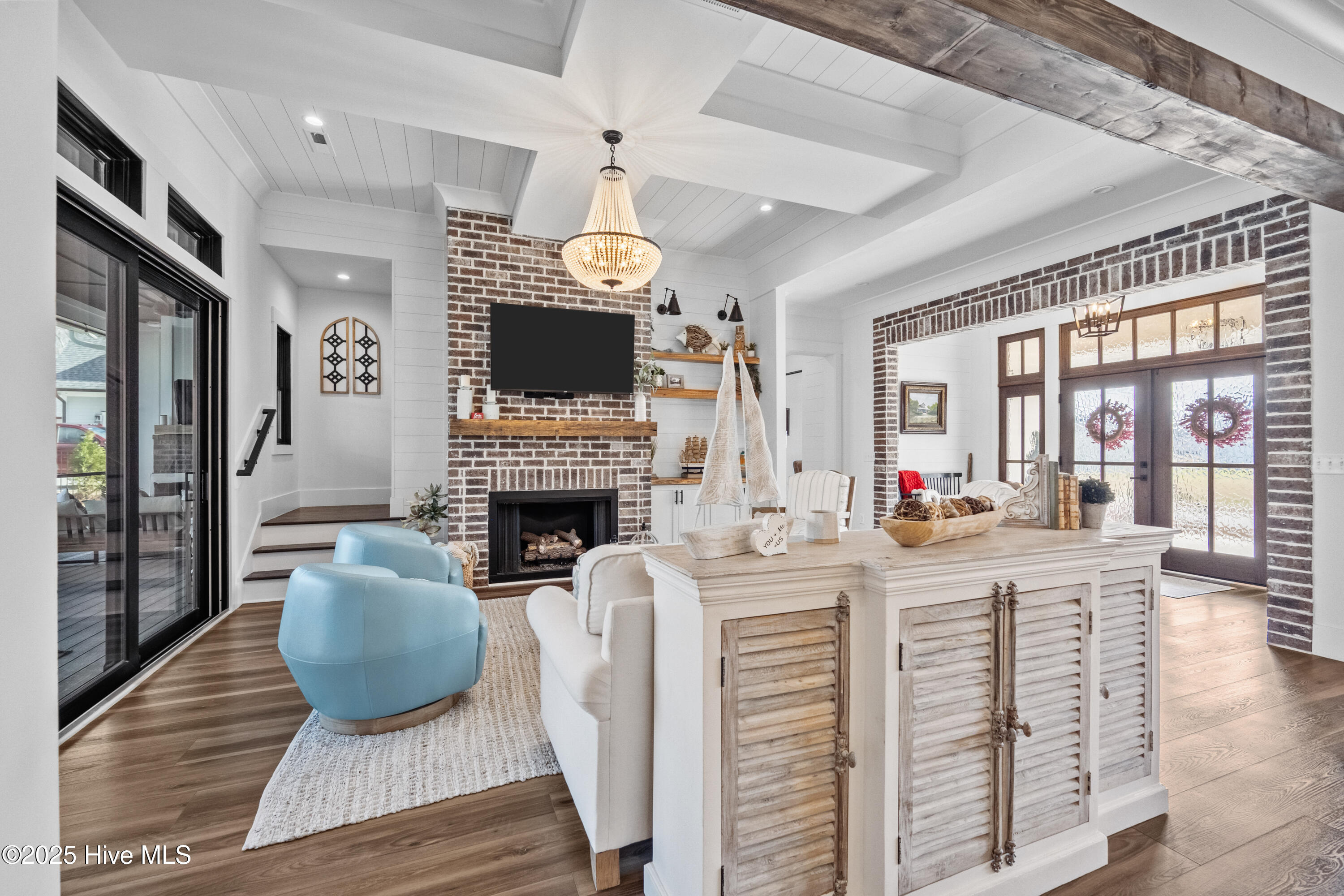 126 W Colonnade Drive