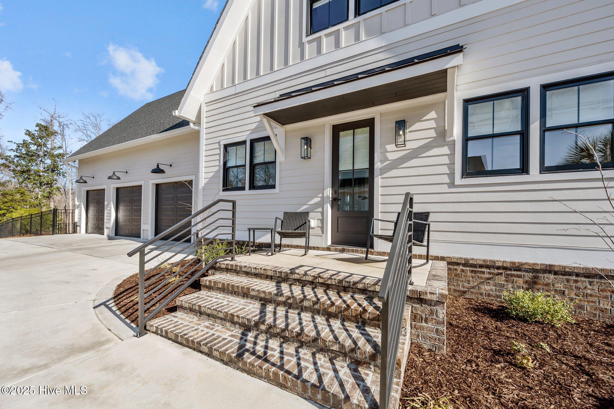 126 W Colonnade Drive