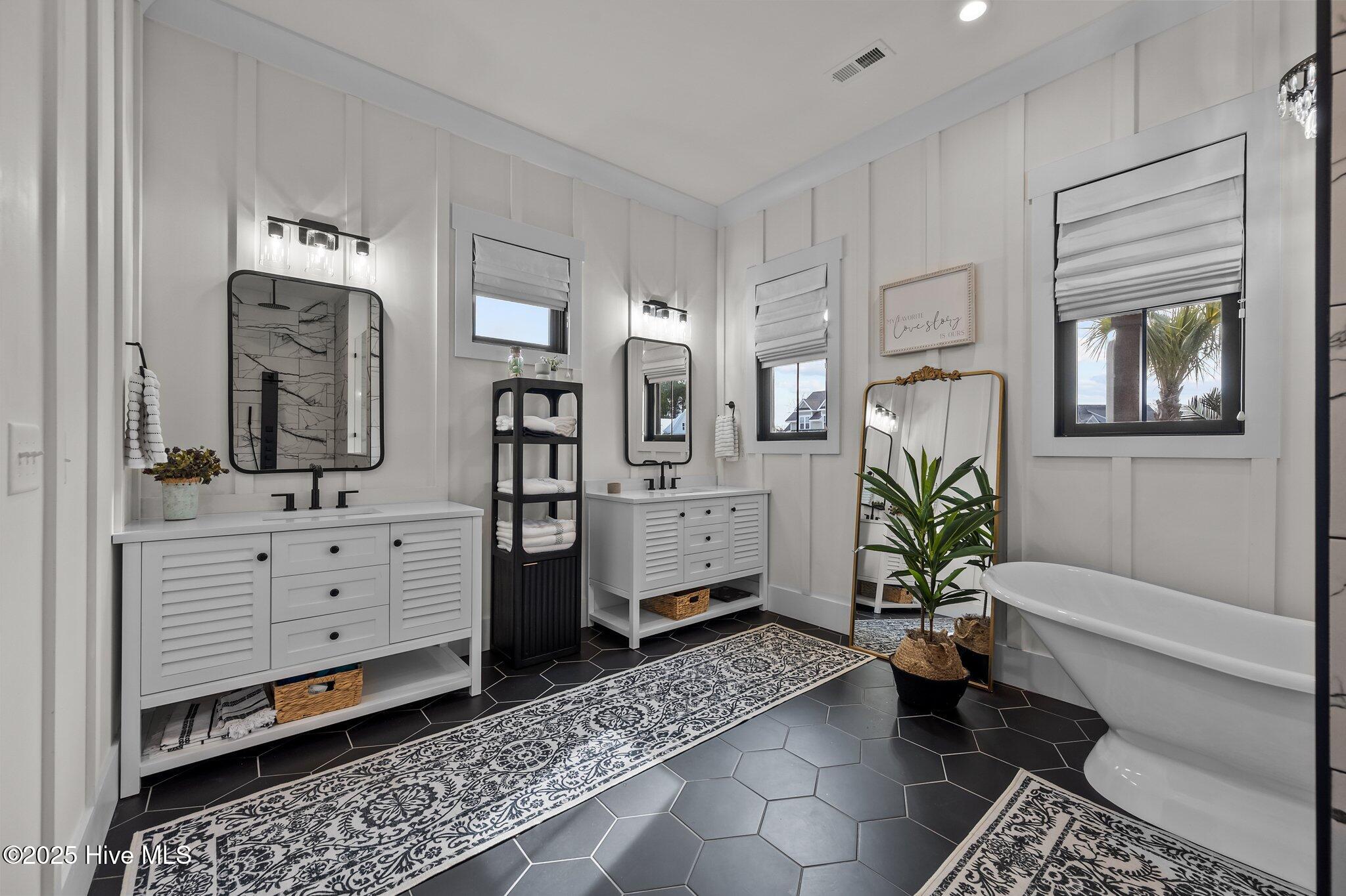 126 W Colonnade Drive