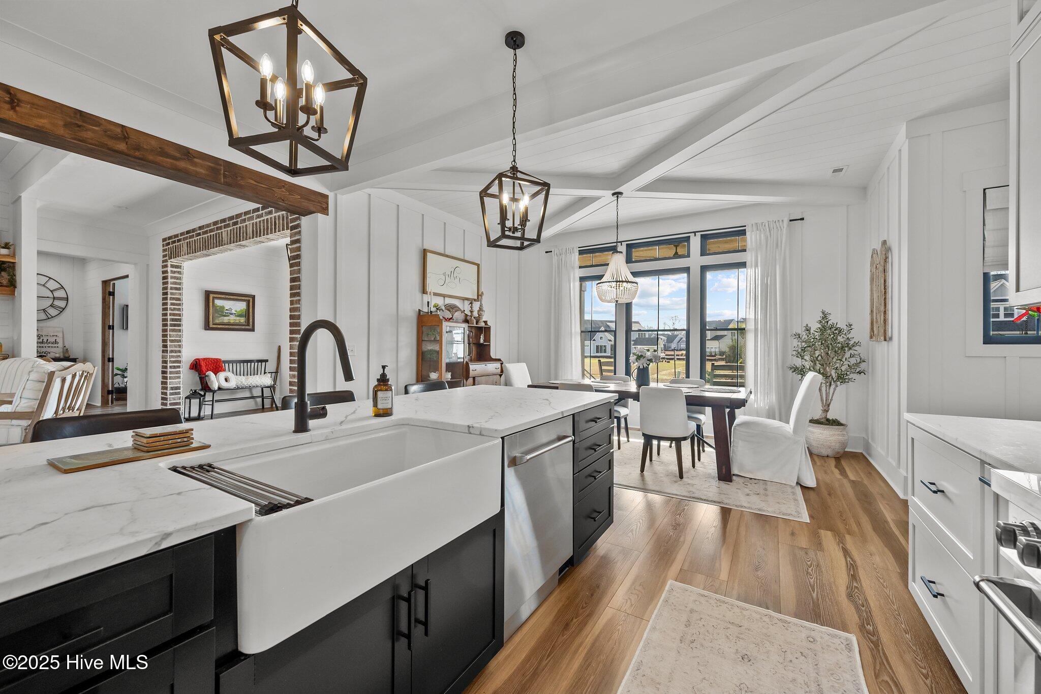 126 W Colonnade Drive