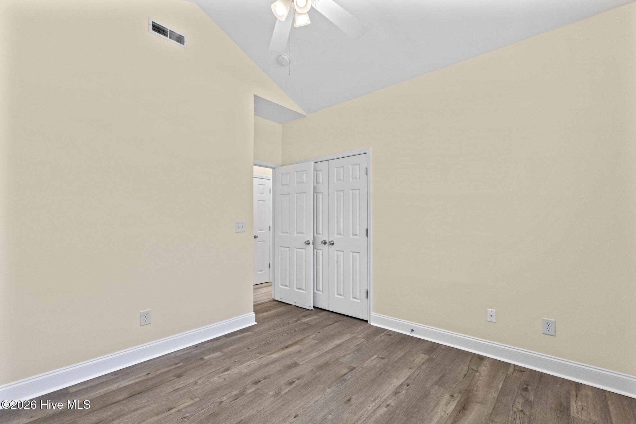 909 Woodridge Court SE