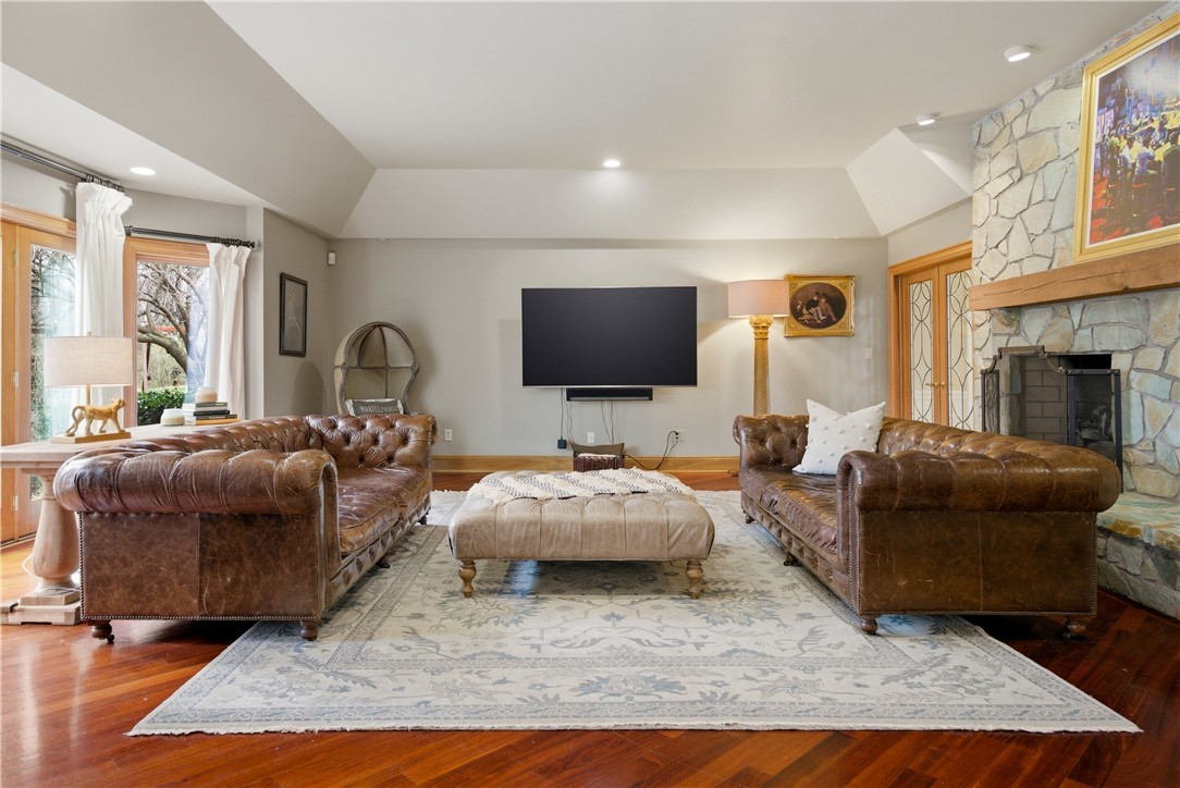 1501 Theodora Ln