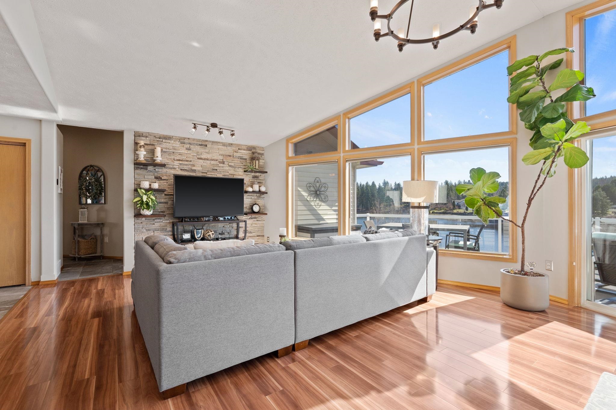 607 S Shelley Lake Ln