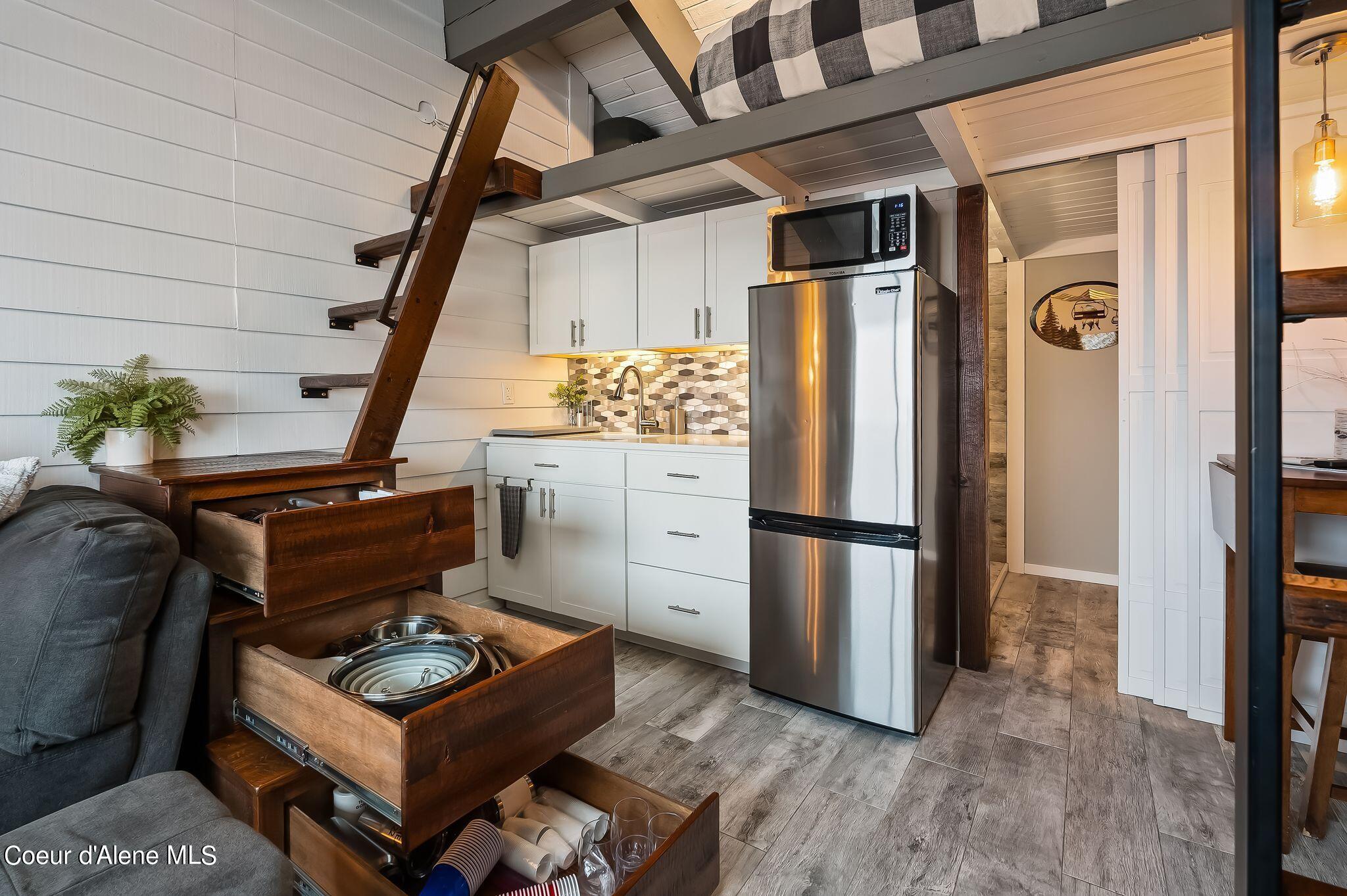 240 Mogul Hill Rd, 3