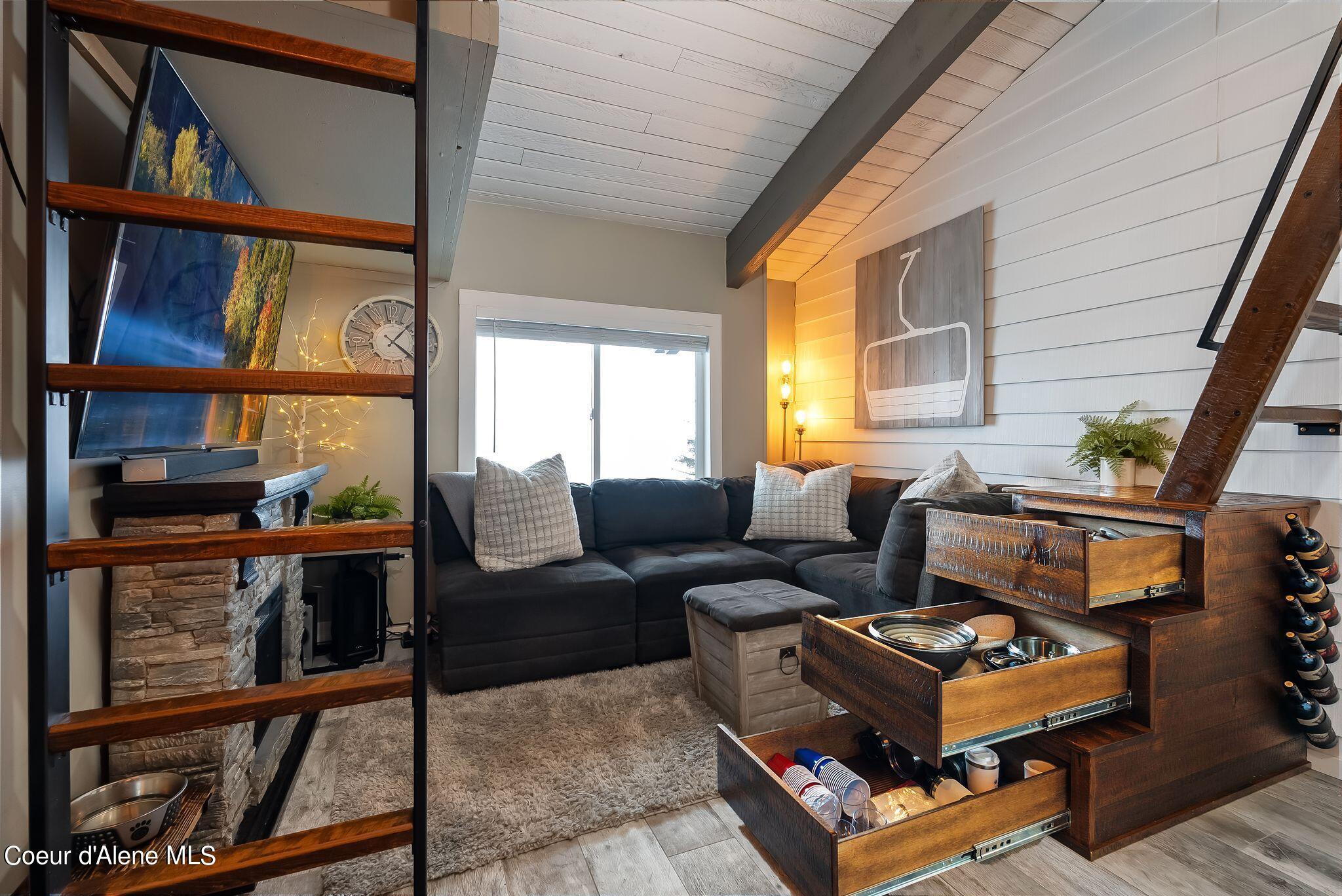 240 Mogul Hill Rd, 3