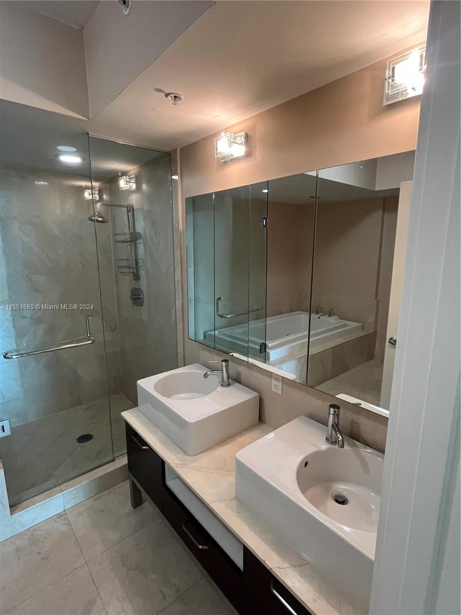 218 SE 14th St # 1605