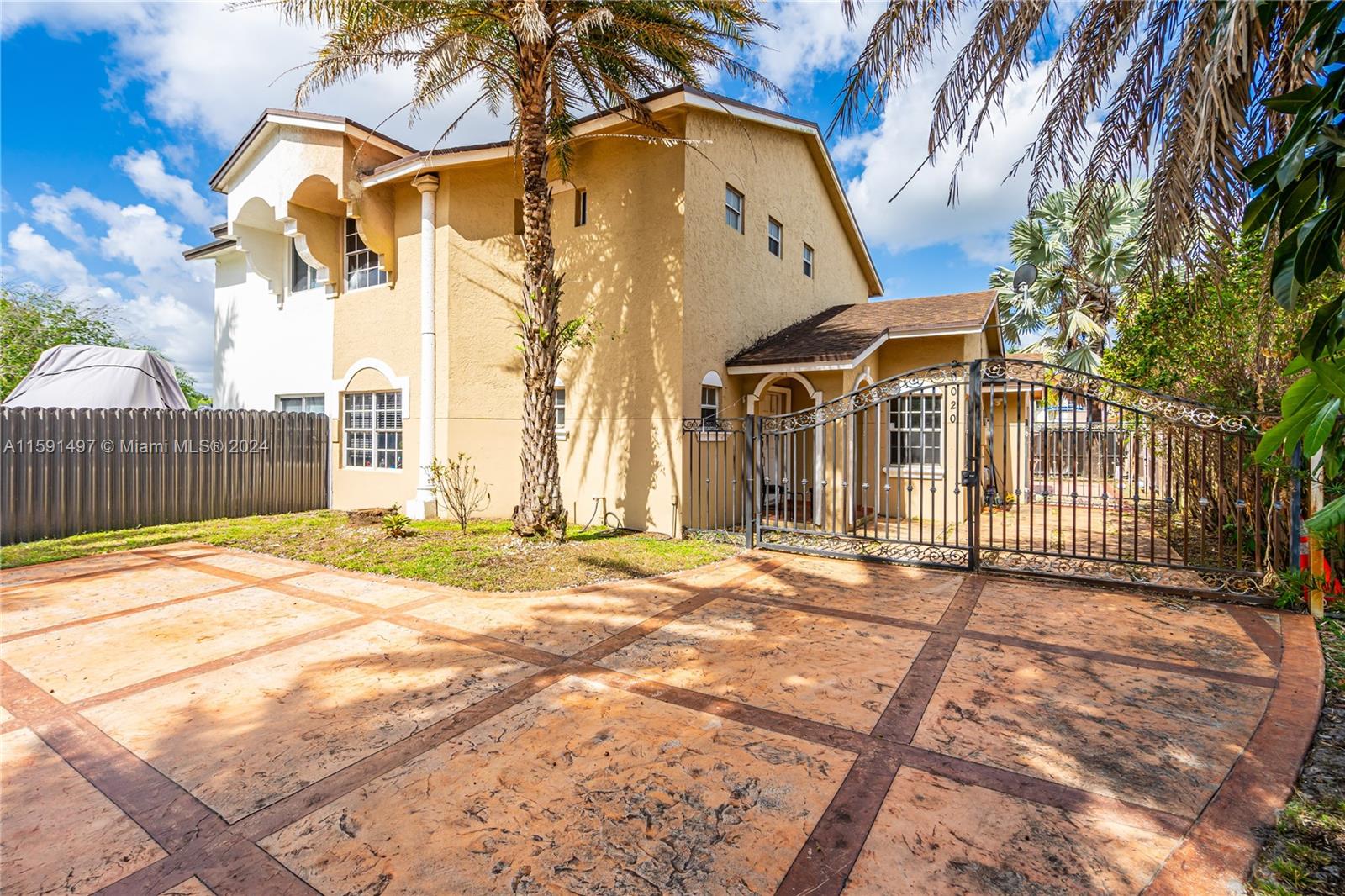 20020 E Oakmont Cir