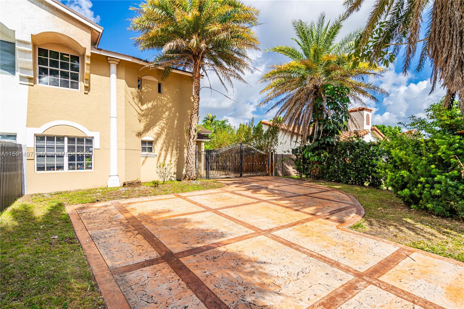 20020 E Oakmont Cir