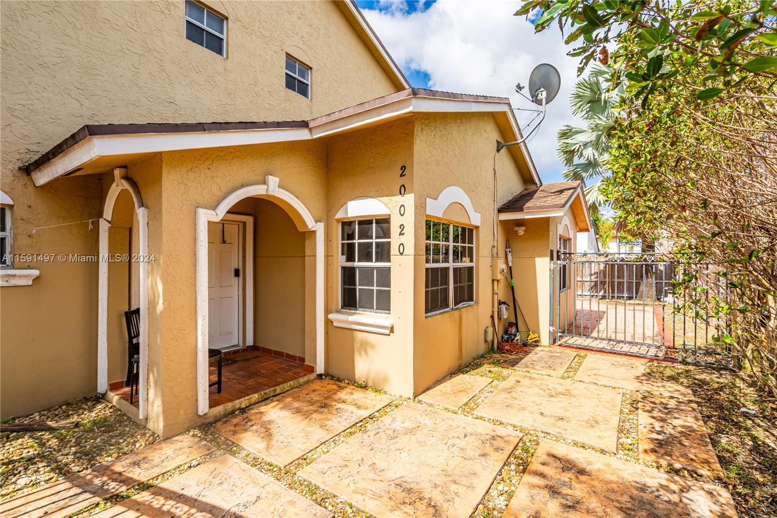 20020 E Oakmont Cir
