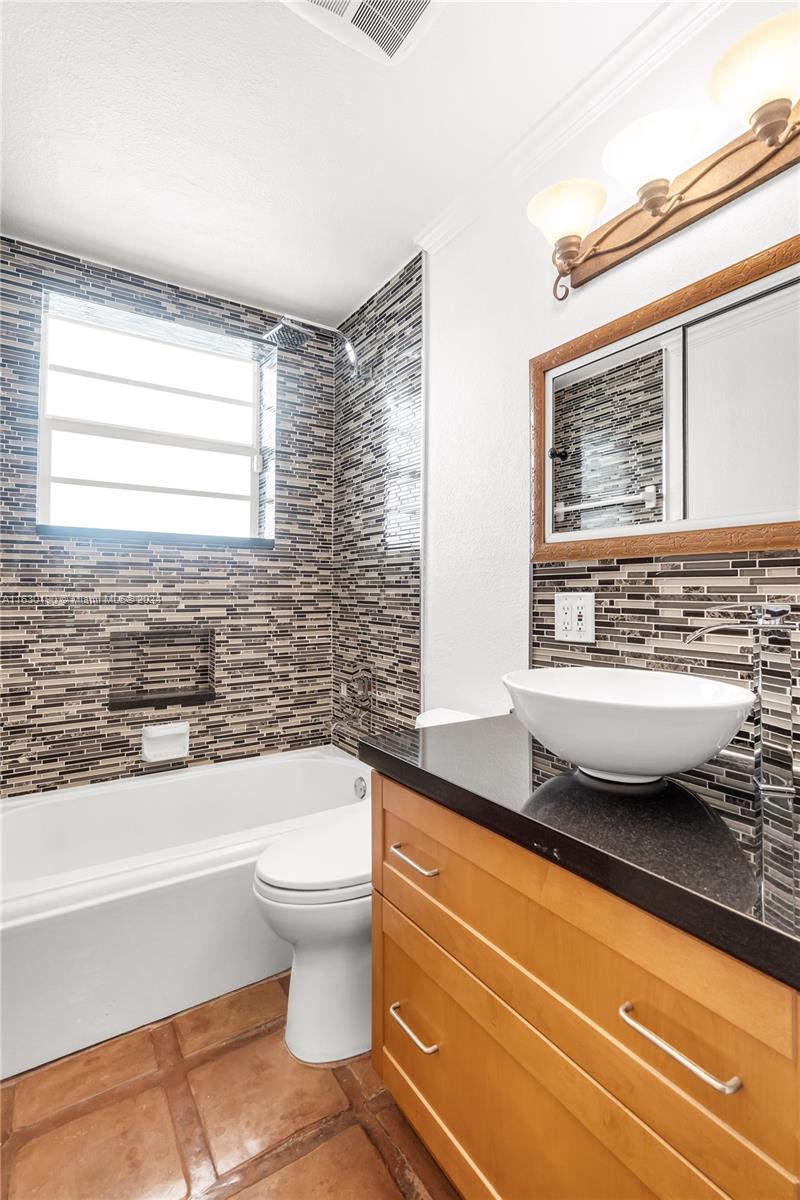 1751 Washington Ave # 2F