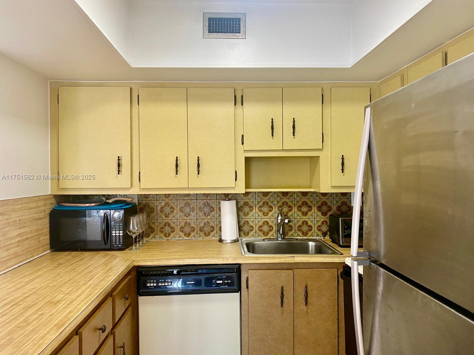 2715 Tigertail Ave # 306