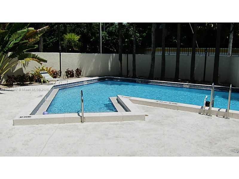 2715 Tigertail Ave # 306