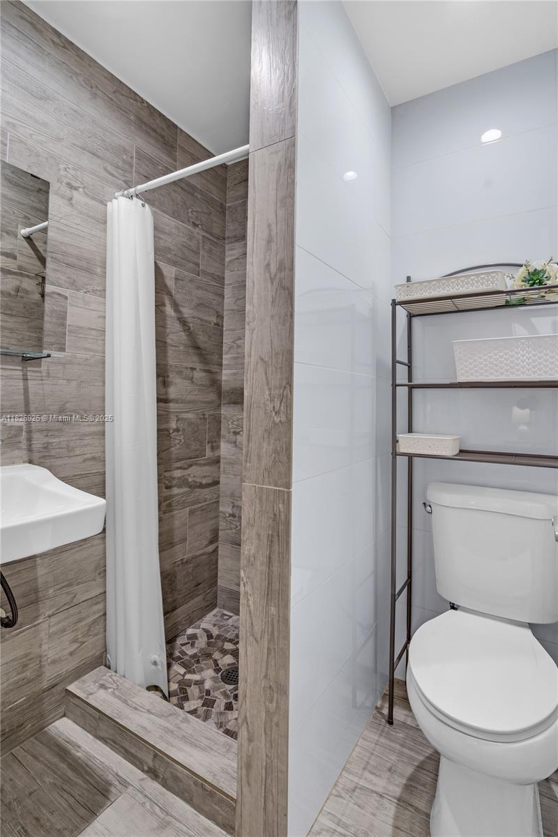 3850 Charles Ter