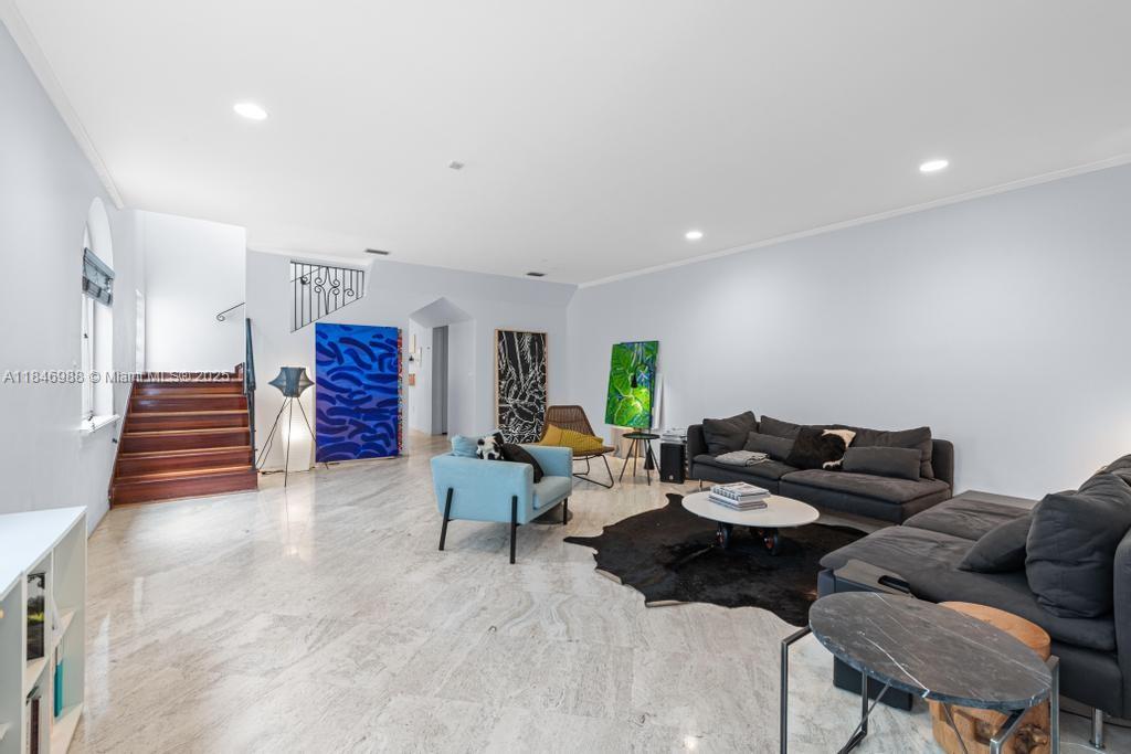 3049 Mary St