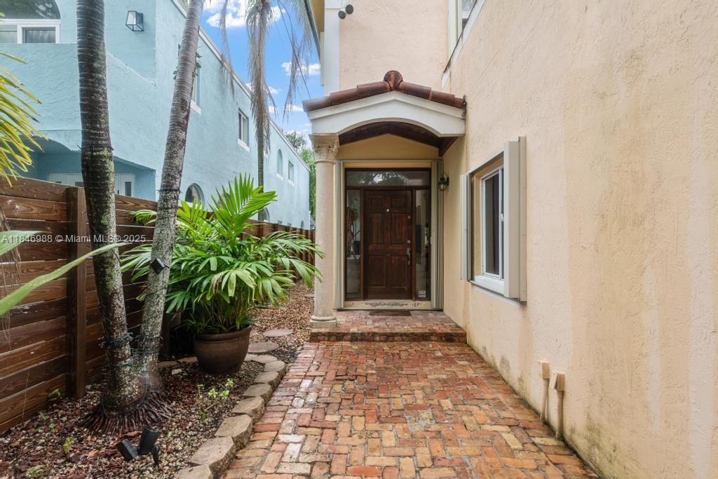 3049 Mary St