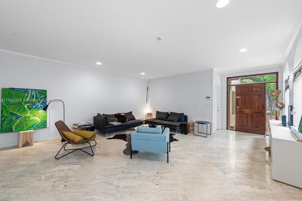 3049 Mary St