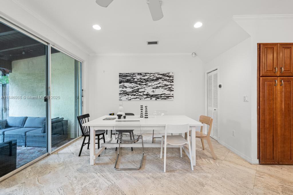 3049 Mary St