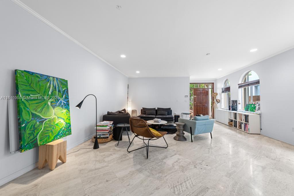 3049 Mary St