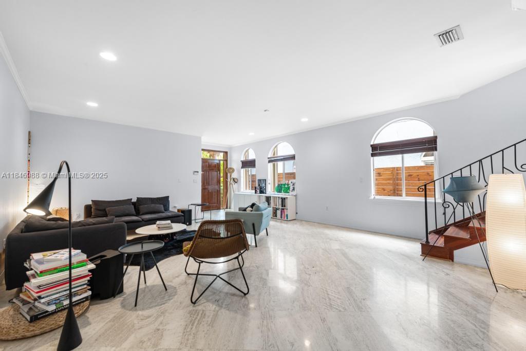 3049 Mary St