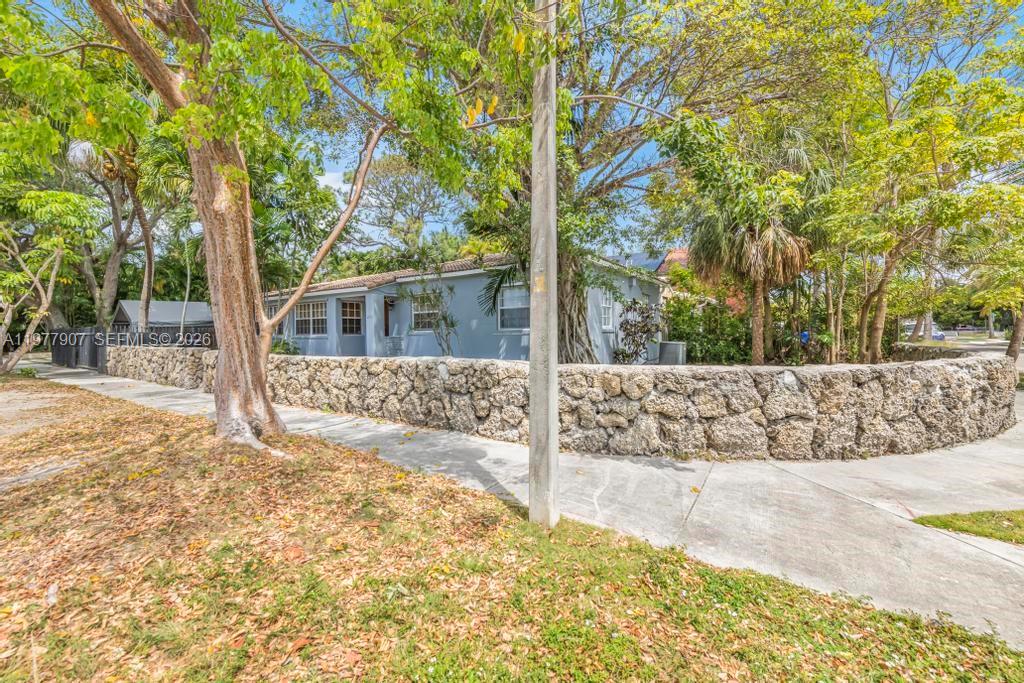 2301 Tequesta Ln