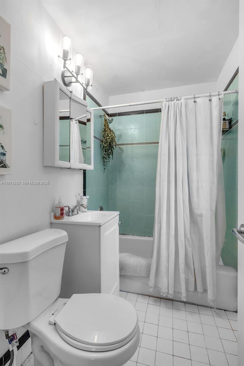 2615 Collins Ave # 21