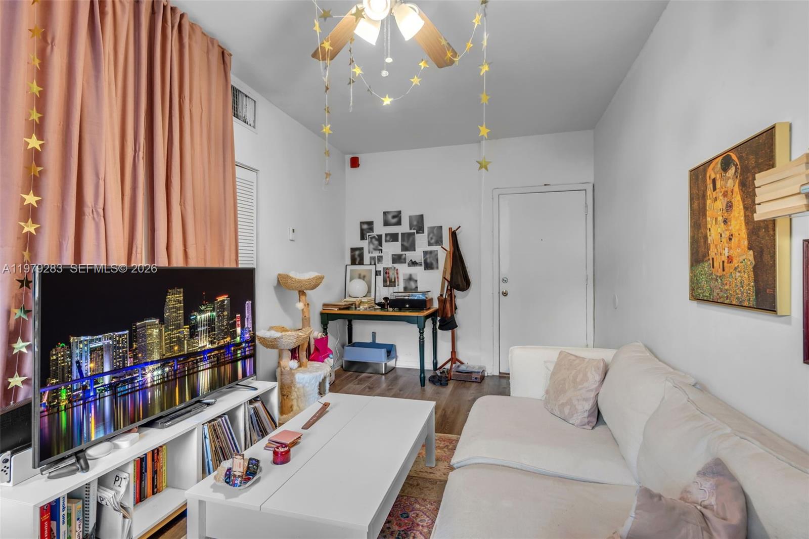 2615 Collins Ave # 21